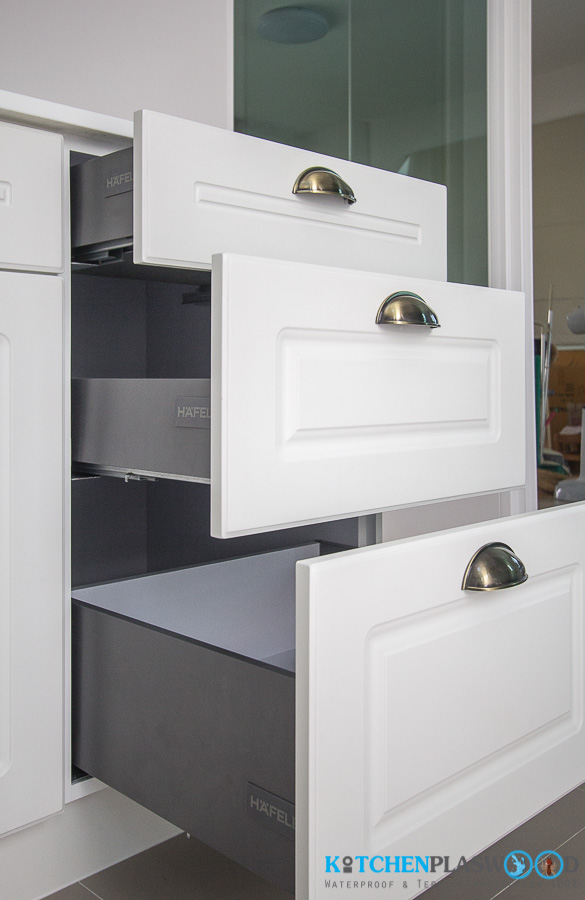 Vintage White Kitchen ครัวบิ้วอินสีขาว ในสไตล์วินเทจ, รางลิ้นชักชุดครัว ระบบ Soft Close, 