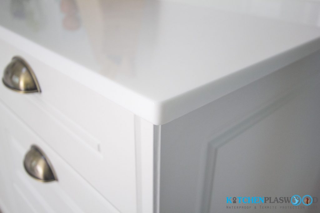 Vintage White Kitchen ครัวบิ้วอินสีขาว ในสไตล์วินเทจ, หน้าท็อปหินสังเคราะห์สีขาว ชุดครัวบิ้วอิน,