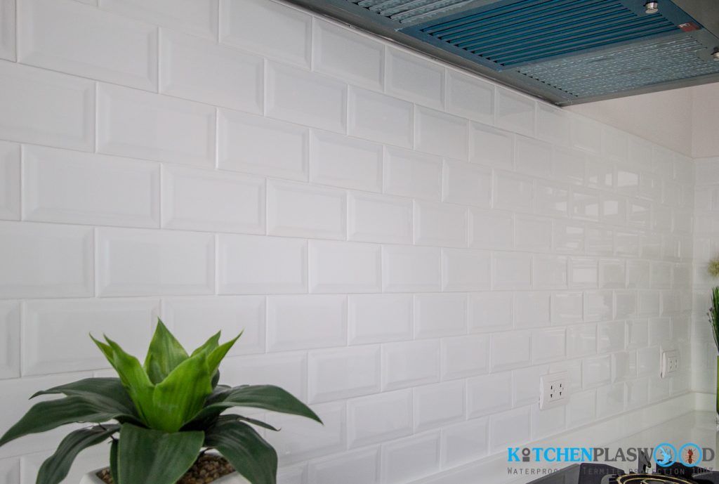 Vintage White Kitchen ครัวบิ้วอินสีขาว ในสไตล์วินเทจ, ผนังกันคราบชุดครัวบิ้วอิน, กระเบื้อง, 