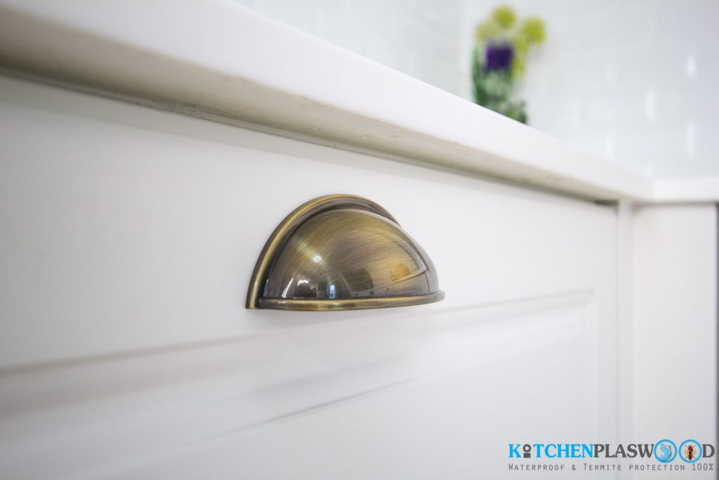 Vintage White Kitchen ครัวบิ้วอินสีขาว ในสไตล์วินเทจ, มือจับแบบฝาหอยสำหรับชุดครัวบิ้วอิน, 