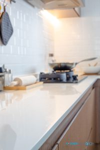 ครัวไทยสไตล์โมเดิร์น บิ้วอินทับโครงปูนสุดแกร่ง, ชุดครัวบิ้วอิน, ครัวไทย, ชุดครัวสไตล์โมเดิร์น, หน้าท็อปหินสีขาว, เคาน์เตอร์ท็อป,