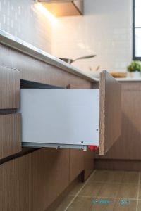 ครัวไทยสไตล์โมเดิร์น บิ้วอินทับโครงปูนสุดแกร่ง, ชุดครัวบิ้วอิน, ครัวไทย, ชุดครัวสไตล์โมเดิร์น, รางลิ้นชักแบบรับด้านใต้, รางลิ้นชัก Soft Close,