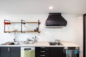 ชุดครัวบิ้วอินสุดเท่สไตล์ Industrial Loft โทนสีดำด้าน, ชุดครัวบิ้วอิน, ครัวสไตล์ลอฟท์, Loft Kitchen, Industrial Loft Kitchen, ชุดครัว I Shape, ชุดครัวสีดำด้าน, ชั้นวางของสไตล์ Loft,