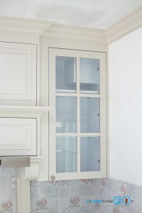 English Classic Kitchen ชุดครัวสไตล์อังกฤษ สุดคลาสสิกครีมมี่โทน, ชุดครัวบิ้วอิน, ชุดครัวสไตล์คลาสสิก, ชุดครัวสไตล์อังกฤษ, ครัวตัวแอล, ครัวโทนสีครีม, หน้าบานกระจก,