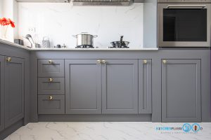 Matt Gray Kitchen, ชุดครัวโครงปูน, บิ้วอินชุดครัว, ชุดครัวตัวแอล, ชุดครัวสไตล์คลาสสิก, ครัวสีเทาด้าน, หน้าบานคลาสสิก, หน้าบานยกขอบ,