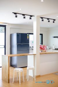Modern Minimal Kitchen ชุดครัวคลีนๆสไตล์มินิมอล, Minimal Kitchen, U-Shape Kitchen, ชุดครัวน่ารักๆ, ชุดครัวมินิมอล, Modern Kitchen, ชุดครัวโทนขาว, หน้าท็อปไม้โอ๊ก,