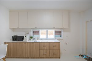 Modern Minimal Kitchen ครัวลายไม้สุดอบอุ่น, ชุดครัว, ครัวบิ้วอิน, ชุดครัวมินิมอล, ชุดครัวสไตล์โมเดิร์น, Kitchen, Minimalkitchen, Modernkitchen, ชุดครัวกันน้ำกันปลวก100%, Kitchenform, คิทเช่นฟอร์ม,